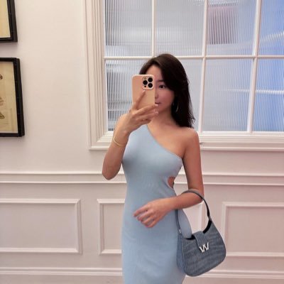 I work in clothing and red wine, as well as some futures trading such as gold and crude oil. I come here to make more friends and hope to learn from each other