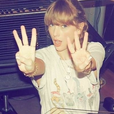 swiftiesidee's profile picture. 16. Taylor escribió mirroball para mí | he