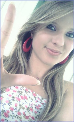 Geminiana, elétrica , bagunceira, ansiosa, cupcakes, sorvete , sorrisos, praia, inverno, balões coloridos, mundo ,paz ...-Sou eu ♪ *-* Complicada&Perfeitinha ♪