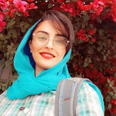 وی در خانواده ای مذهبی بی مذهب شد.
هشدار که آرامش این عکاس بی اعصاب که دیگه نمیگه لبخند بزنید رو نخراشید.
من میخابم شهریور 81 بیدارم کنید