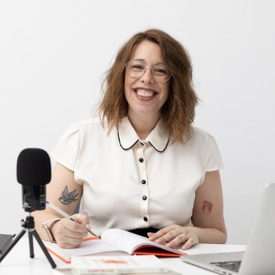 Juntaletras, plumilla, periodista, mujer orquesta 📚🎧🦁 Si os quedáis con algo mío, que sea con esto: «Sólo el humor nos salvará»