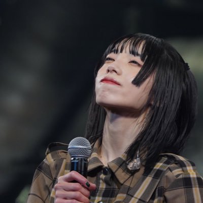 年齢や不安で自分らしさを押し殺し、惰性で生きていた。だけどBiSHがそんな自分を全部ぶっ壊してくれた。 今はロックバー開業を本気で目指してます🔥