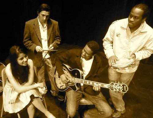 Andrezza Santos (Vocalista) e Anderson Maciel (Guitarra), Vinicius Assunção (percussão) e Marlon de Freitas (Baixo)