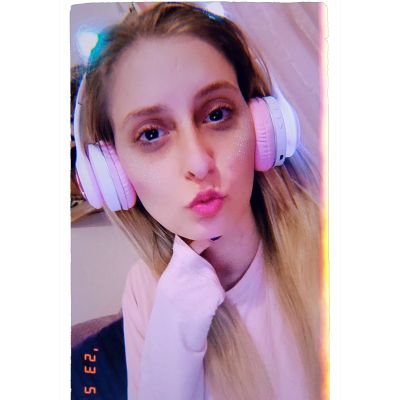 Admitted Attorney ⚖
Professional cat lady 🐱
Verstappenshagger 🏎🦬
Vettel forever in our hearts 🏎💚
I know a lot of things about airplanes ✈️
Team Green 💚
