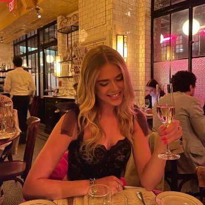 Emily9434187649's profile picture. 