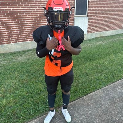 class of 2025 Fairley high school 🏈 |5’6 185 | running back | bulldogsaunders@yahoo.com 📲 +1 (901) 649-3405