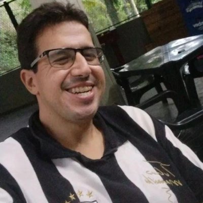 Carioca suburbano. Botafogo e Portela. Pai da Clara e da Magali.