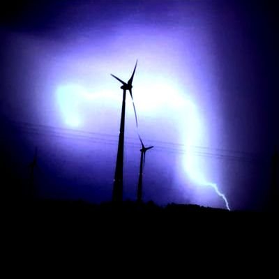 Wetter + Gewitter ist toll♥️⛈, 
Raumfahrtenthusiast🚀
klassischer Blitz-Profilbild-Account