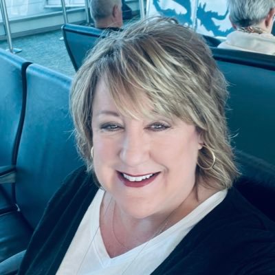 wife, KHS Golf ⛳️ Mom. Christian, weather watcher ⛈, wine enthusiast 🍷MSU Mens Bears Basketball and KC Chief fan ❤️💛