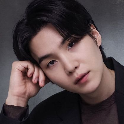 ihollyu's profile picture. 