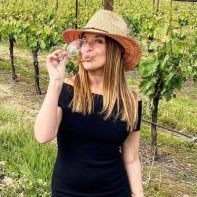 🥂Finding #ladolcevita in this world- travel, wine and fashion enthusiast📍Oregon 🇺🇸+🌎 Animal advocate #dogoodbekind 🍷Founder @winehuntclubofficial Insta