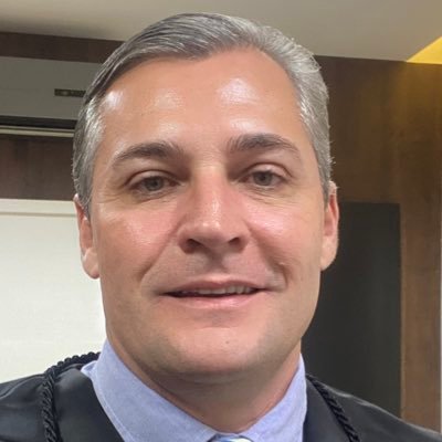 Advogado. Doutor e Pós-doutor em Direito. Professor de Direito. Parecerista. Membro da Academia Paranaense de Direito. Sócio de Dias & Ferreira Advogados