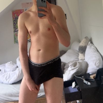please dm me! -📍- 🇳🇱 -into public stuff, submissive (switch) boy - open to most of the kinks🤭😈 22 yo