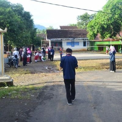 kurokoru_'s profile picture. Kasur, sofa, dan bantal. Unfollow dikanan atas.