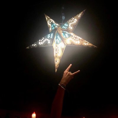 thinklovefight's profile picture. Cuidar lo poco que nos salva.