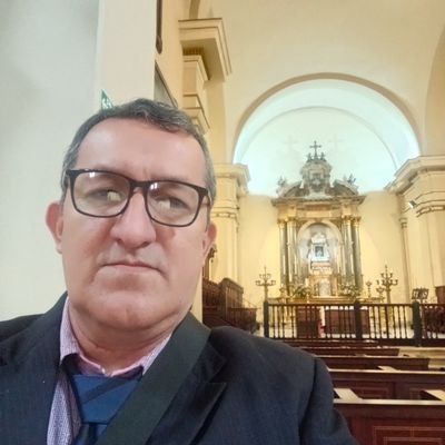 Filósofo que piensa en una mejor vida para Colombianos
