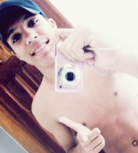 Carismático,Leonino,inteligente só as vezes,ciumento e se quiser saber mais me segue ;]]]