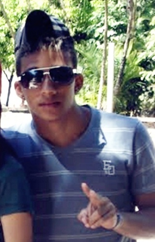 As vezes me falam: nao ame as pessoas que nao merecem o seu amor, eu digo: nao fui eu que escolhi, fui meu coracao .
