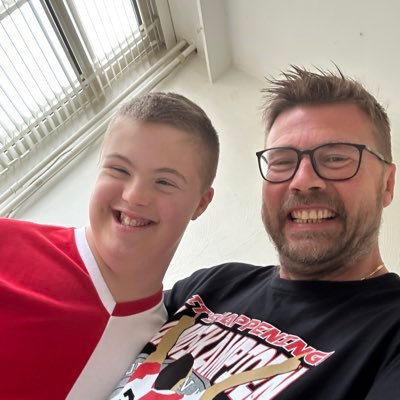 Trotse vader van Stijn(14) En zijn mantelzorger. Getrouwd met @IlseJan12152874 2 dochters (Bente en Lotte(25&23) Bijna opa. Feyenoord till I die! Come on Max