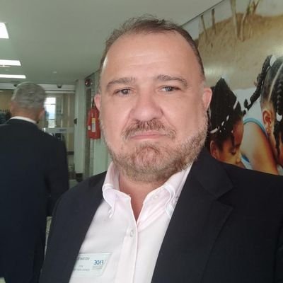 Jornalista, foi líder estudantil, sindicalista, Deputado no Pará, prefeito de Marabá e diretor do Ministério da Saúde. É editor do Portal Opinião em Pauta.