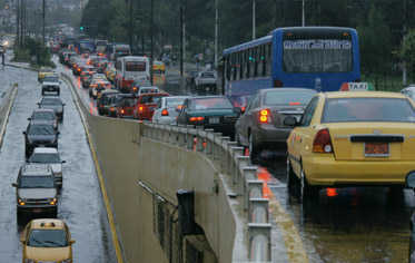Hay que mejorar el trafico de esta ciudad vamos quiteños tuiteros si podemos!!