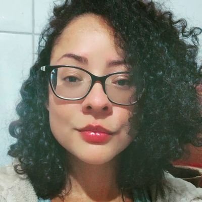 Mulher negra, mãe e esposa. Militante de Movimento de Mulheres e Movimento Negro. Professora antiracista. Autora do livro *O menino do cabelo enrolado*.