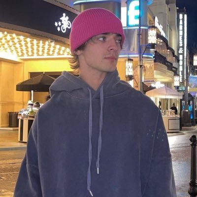 iS2bchamp's profile picture. fan account