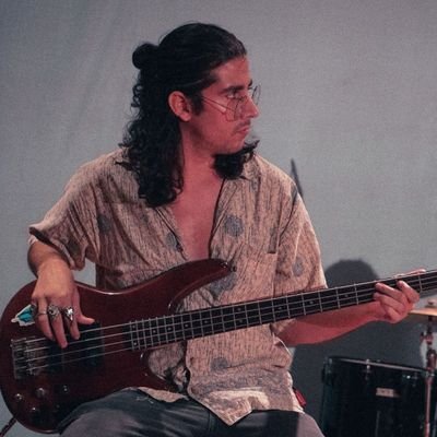 Músico con mucho dolor de espalda y odio a la vida. Nací un viernes 13.