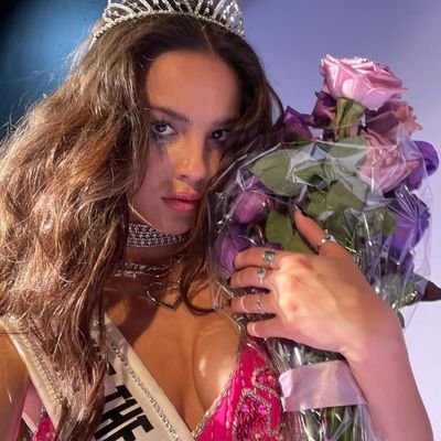 spotzize's profile picture. #𝐉𝐄𝐍𝐎 ★ i'm home, when i flick the pages.