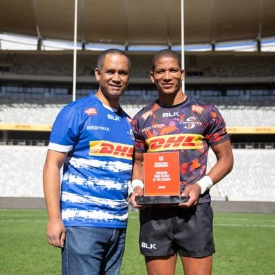 The WP/Stormers Super Fan who presented Manie Libbok with his 2022/23 Vodacom URC Fans' Player of the Season award.