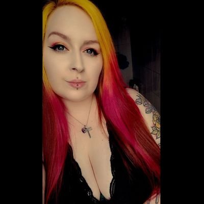 Live music lover, intersectional feminist and all round moany cunt. She/Her. 32.