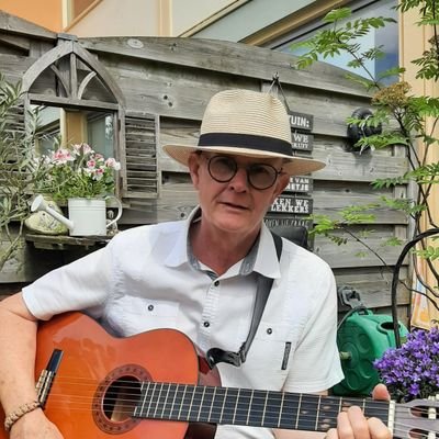 Behalve fulltime mens, man, vader en opa ook een retired flipped physics & chemistry teacher. Maakt natuurkunde videolessen met bijbehorende edpuzzles.🔭🔬🎸⚗🧲