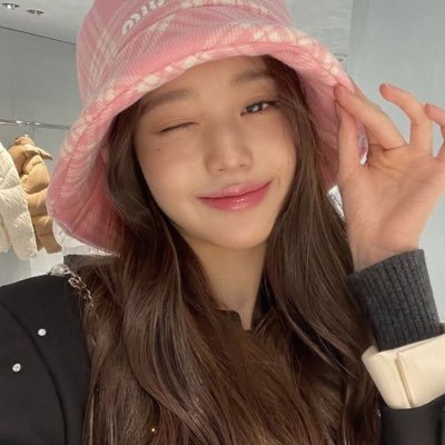 tribridsfreak's profile picture. INÈS | SHE/HER | 23 | adoring my pup and loving my bookshelves and buying books/manga are my entire personality