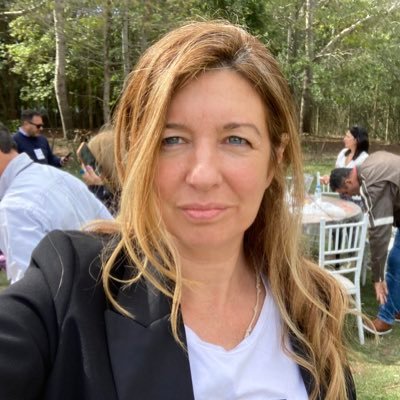 Una Abogada común y corriente. Mamá x 4 . Miembro de la Asamblea de Delegados del CPACF . Esencialmente practica ! Por una Argentina libre, próspera y justa.