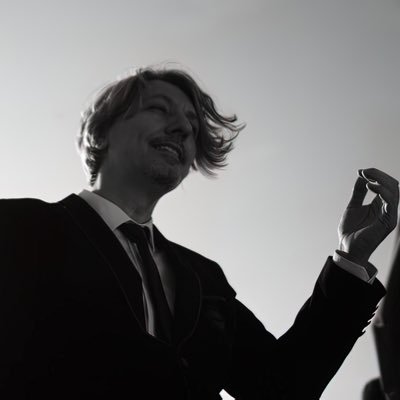 Engin Bayrak'ın resmi twitter hesabıdır. Müzisyen, besteci, yazar, aranjör ve yorumcu olarak kendi şarkılarını yayınlıyor.