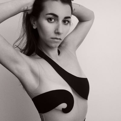 Emmalaurenphoto's profile picture. Rhinestone artist. Sparkle enthusiast. Let me rhinestone something for you. If you ever speak to me in Spanish, please use the formal "usted.”