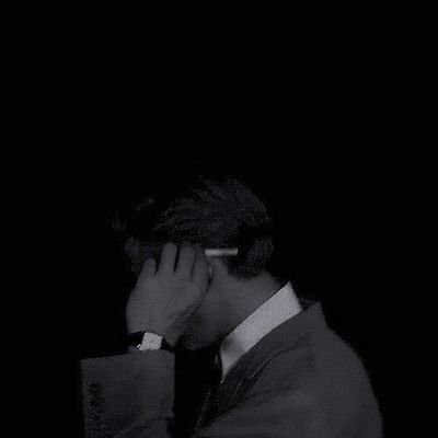 تويتر مجّرد محاوله لـ تفريغ لتقلّبات مزاجنا ويوميّاتنا واحياناً مشاعرنا .. لا احد ياخذه علينا كـ ورقة حسن سيره وسلوك!!