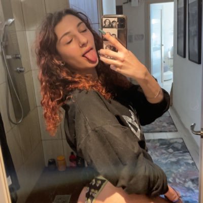Content creator 🎥🍿🚧Horny lil Romanian 😍😌demon sucuubs at your service😈🍆💦💦 Pics and vids