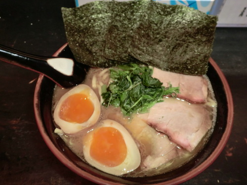 家系ラーメンを柱に、オリジナリティーを追求したこだわりラーメンが自慢の＜横浜進化系醤油豚骨ラーメン屋・九ツ家＞です。最寄り駅は東横線白楽駅。横浜六角橋神奈川大学のそばにあります。