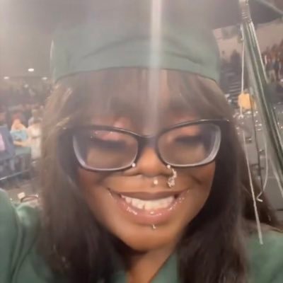 college grad 👩🏾‍🎓 💚