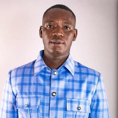 Né au Sud de la République de Guinée-Conakry où j'ai fait des études de Droit et de Philosophie.