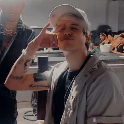 CNCO_Cynthia's profile picture. Ellos han prometido que los sueños se cumplen. Pero olvidaron mencionar que las pesadillas son sueños, también. 🌧