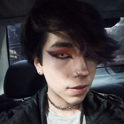 Un hippie, artista, depresivo, chico alternativo, multifacético y en cambio, con un alma gris en un cuerpo de 21 años 💜💛
siganme en ig y tiktok: @_kasoyu_