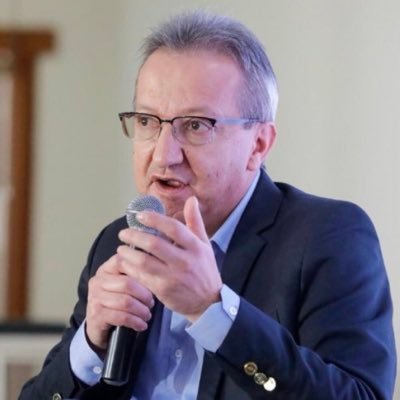 Ecomista, espec. Admón y Gerencia. Ex-Secret. Hacienda Nariño, Ex-Secret. Hacienda Magdalena, Ex-Gerente GSI, Gerente Dptal. Nariño Contraloría Gral. República.