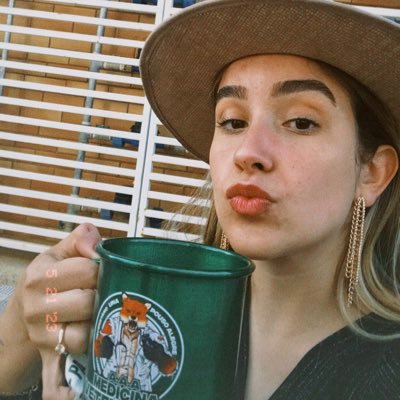 loira padrão, agropaty, estudante e às vezes ainda tento ser blogueira.🤪