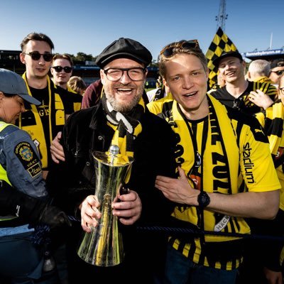 Kanske inte genomklok men lagom tjock man i sina bästa år. Bor på Hisingen, gillar BK Häcken och jobbar med mjukvaruutveckling.