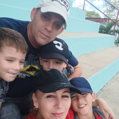 Jefe de la misión médica cubana en Mozambique, Revolucionario. Neurocirujano y Padre.
