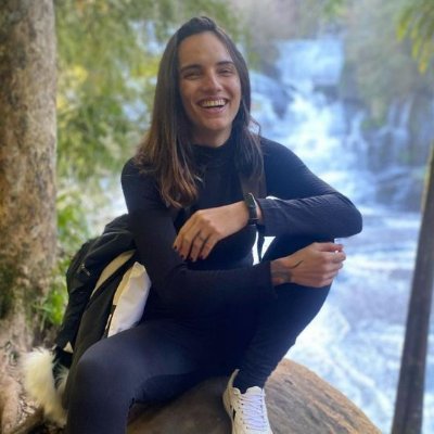 Mulher descobrindo a própria natureza, cantora e compositora de música de rezo.
