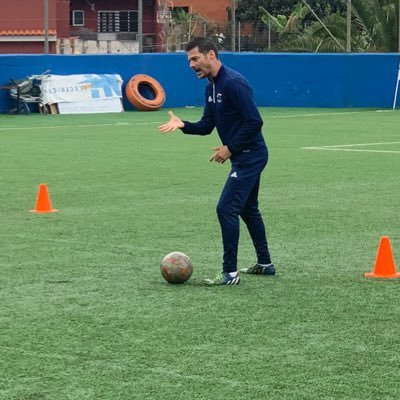 Apasionado del fútbol. Entrenador de fútbol.