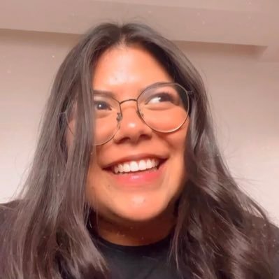 Mi nombre es Kerenn, soy cantante y agente de viajes, pero mi profesión principal es ser super llorona.